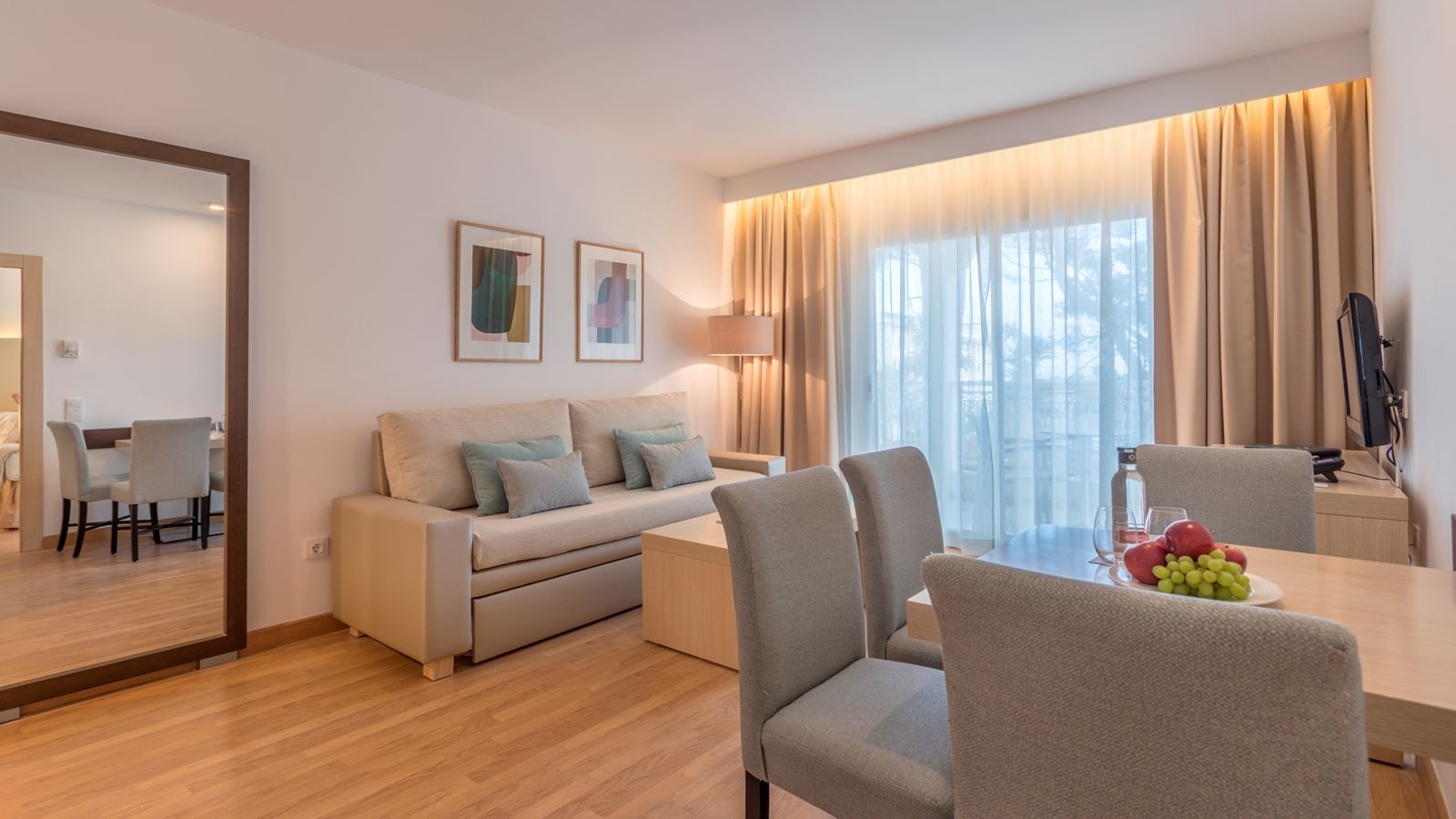 rooms-1-bedroom-suite-balcony-or-terrace