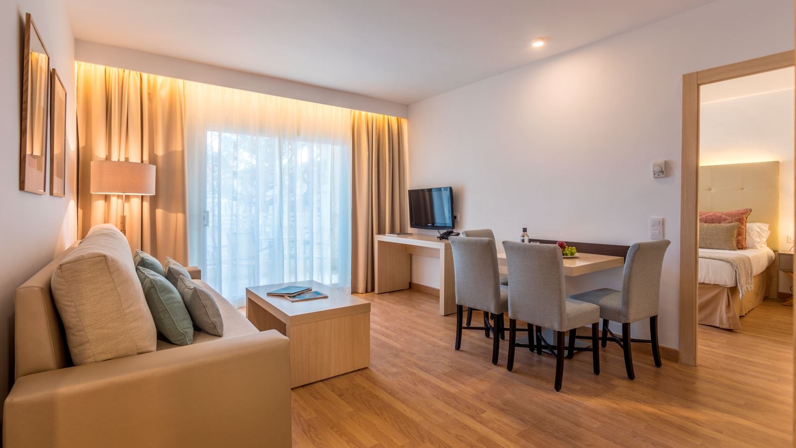 rooms-1-bedroom-suite-balcony-or-terrace