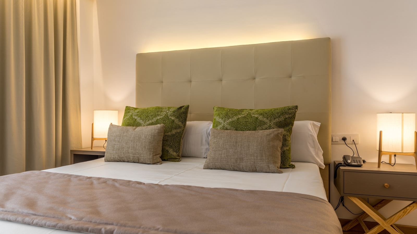 rooms-1-bedroom-suite-balcony-or-terrace