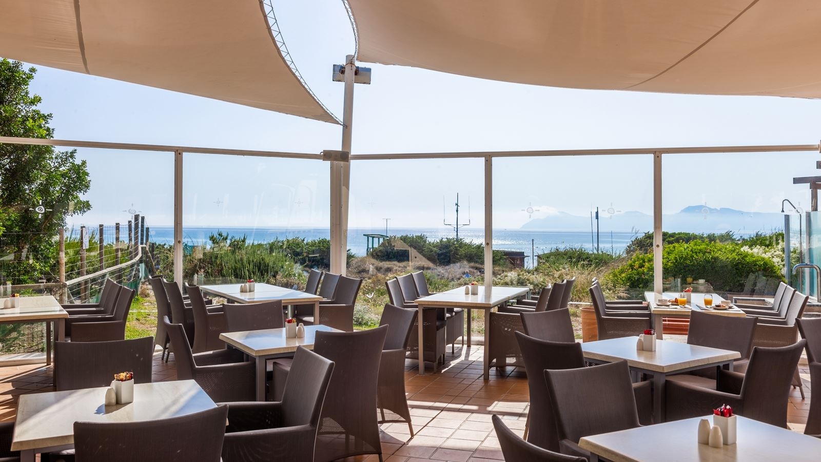 bars-mirablau-beach-bar