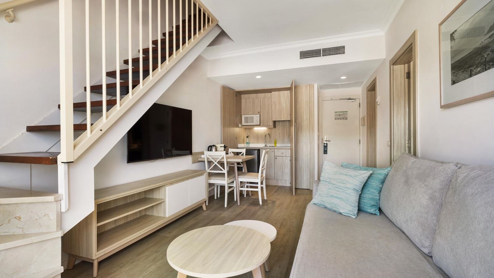 rooms-apt-1-bedroom-royal-terrace-sea-view