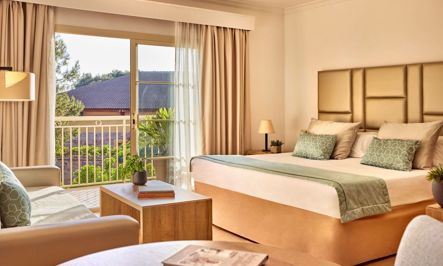 rooms-studio-pool-view