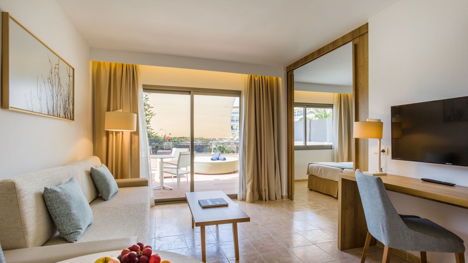 rooms-one-bedroom-suite-pool-view