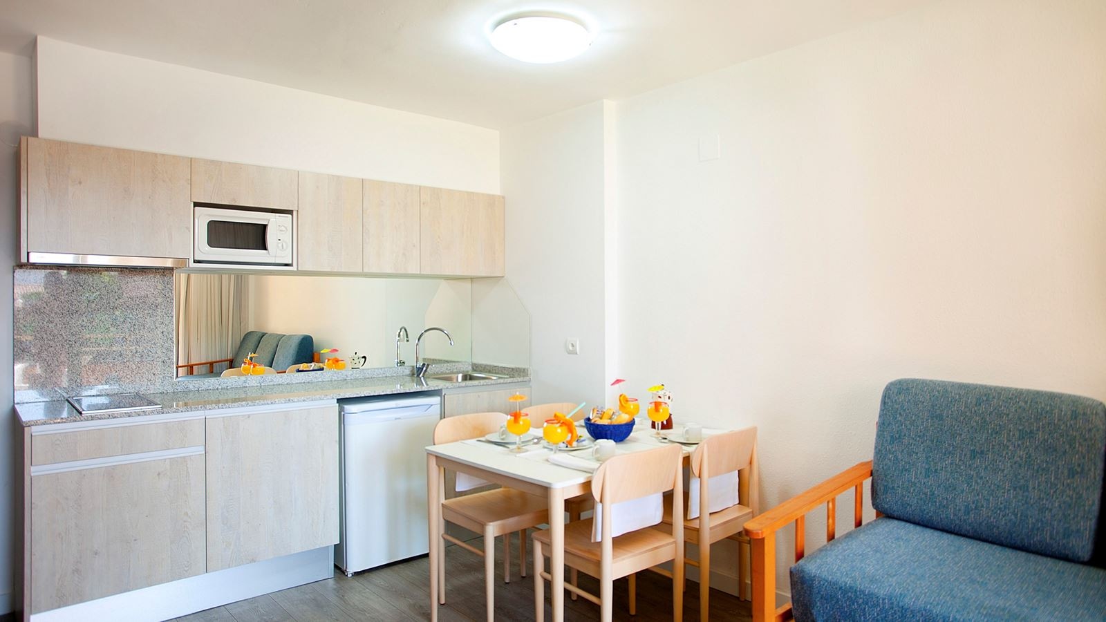 rooms-apartment-25-pax-with-balcony-or-terrace