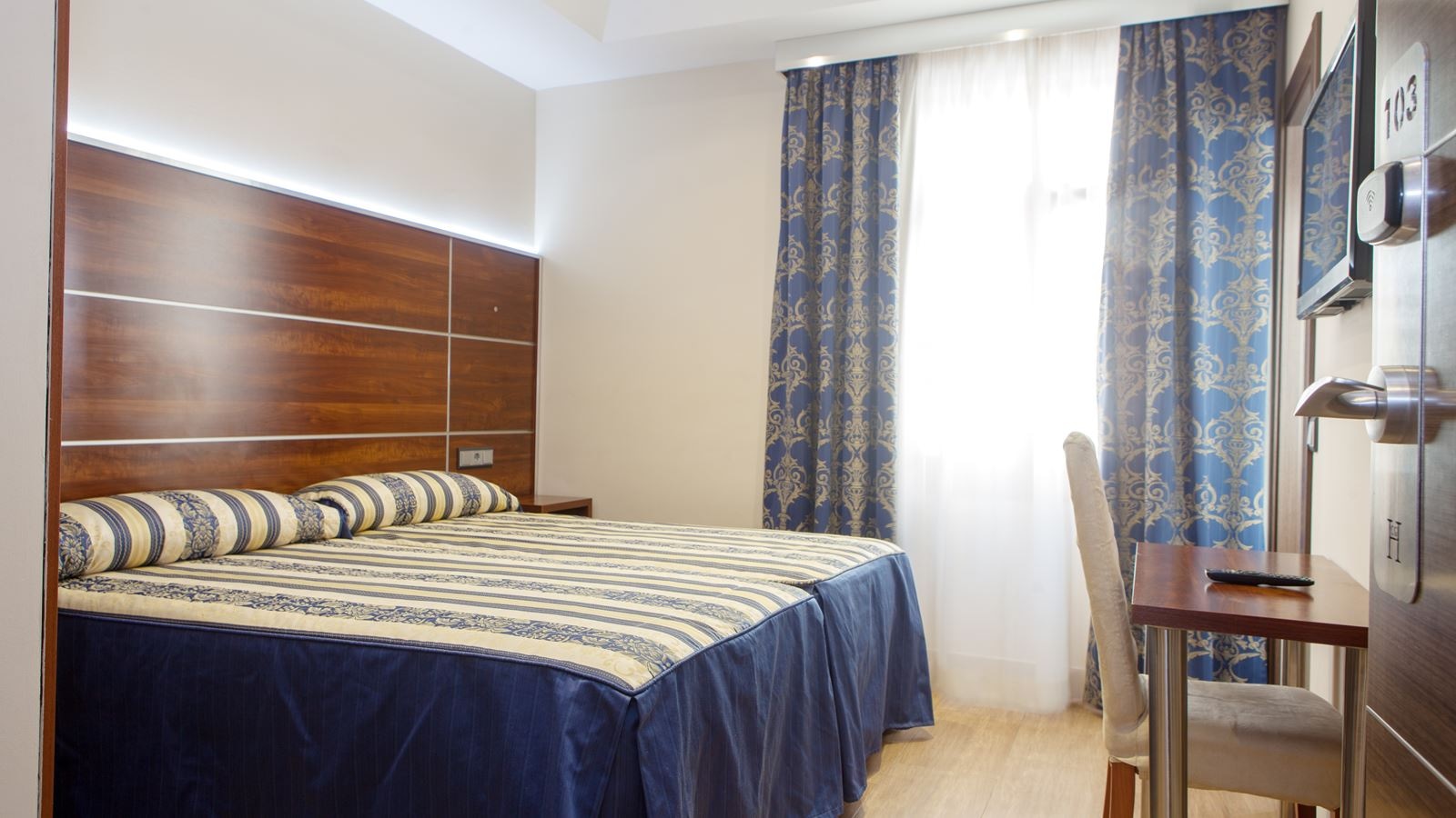 rooms-double-single-use-queen-size-bed