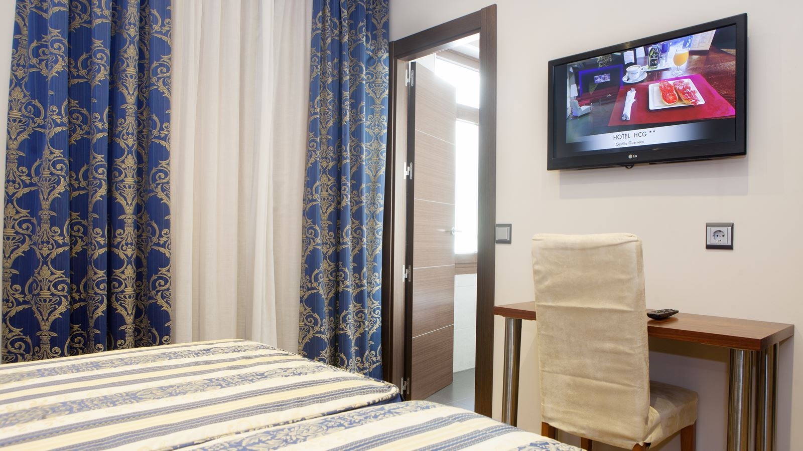 rooms-double-single-use-queen-size-bed