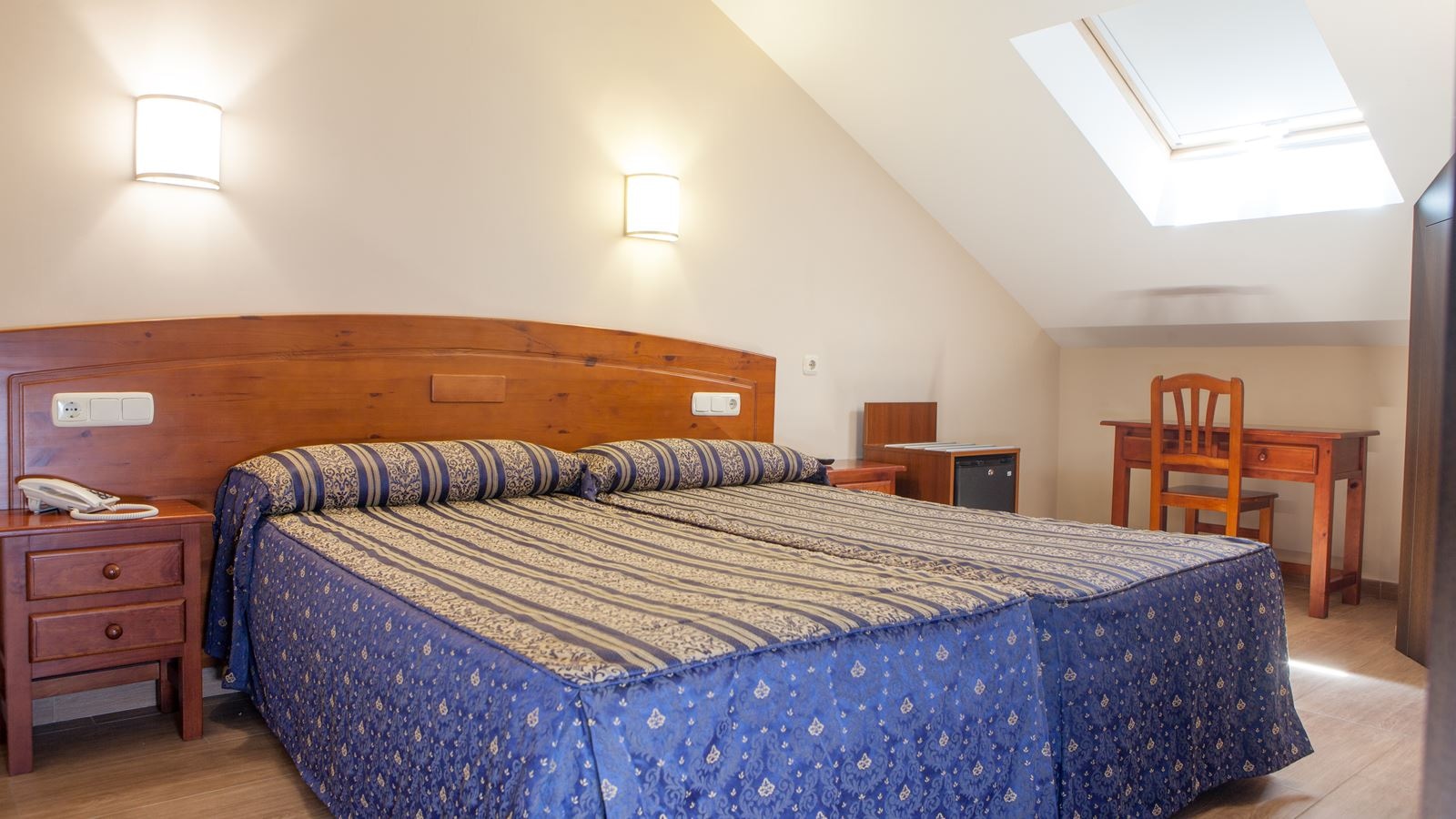 rooms-double-single-use-queen-size-bed