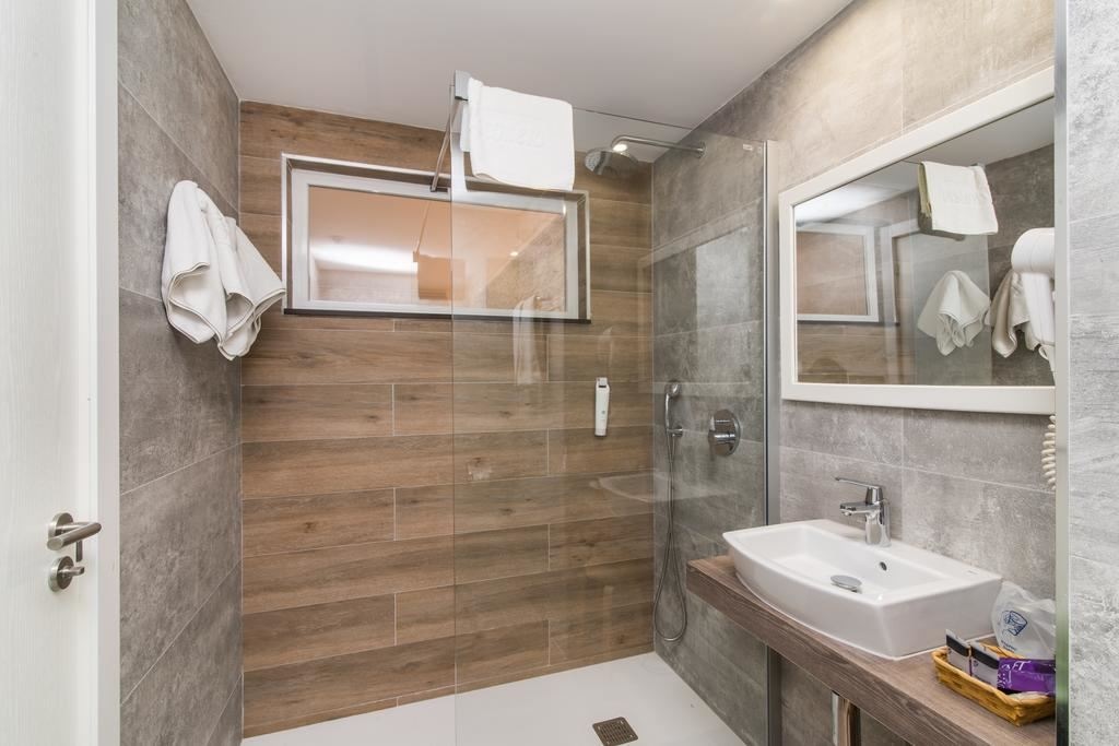 rooms-double-singleuse-standard-room-balcony