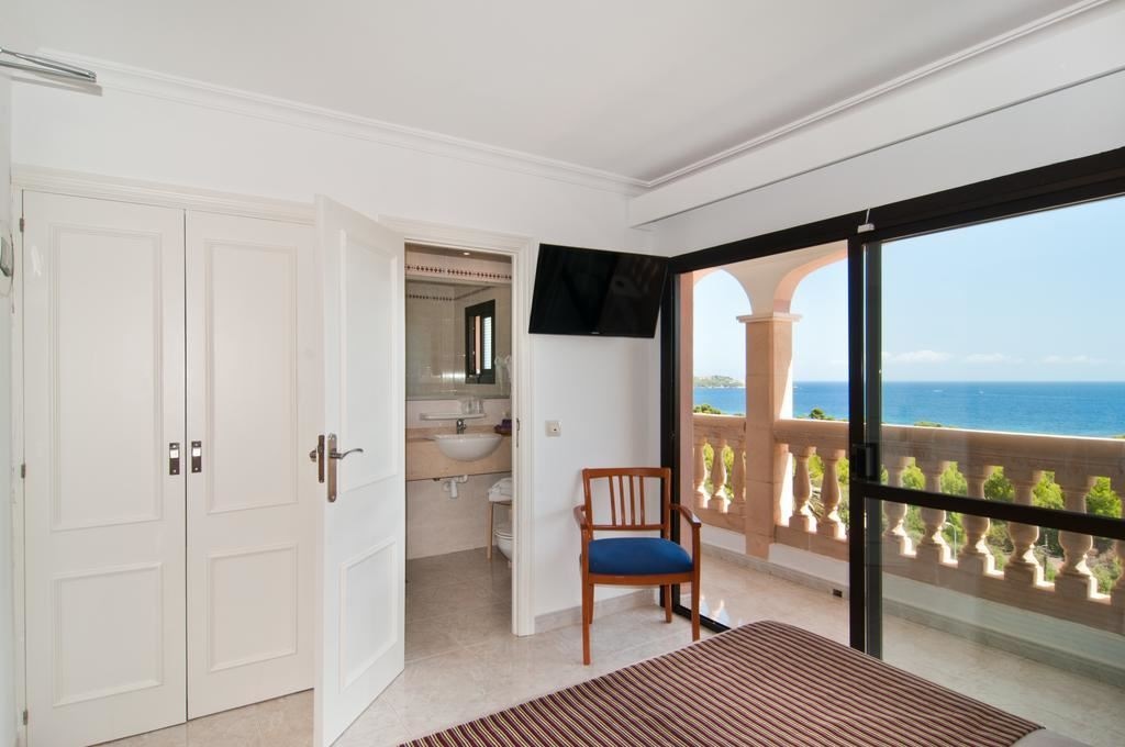 rooms-double-terrace-room-terrace-with-sunbeds