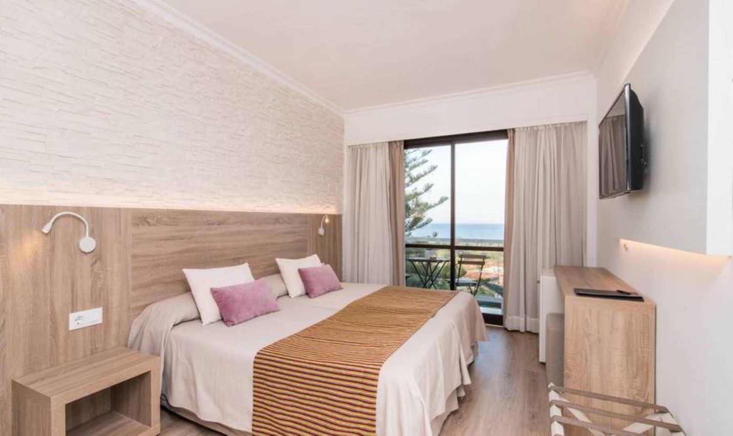 rooms-dbl-singleuse-seaview-room-balcony