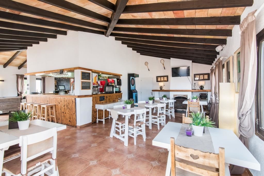 bars-poolside-snack-bar