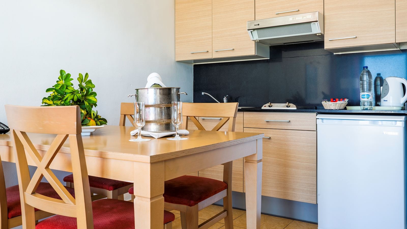 rooms-apartment-1-bedroom-balcony-or-terrace