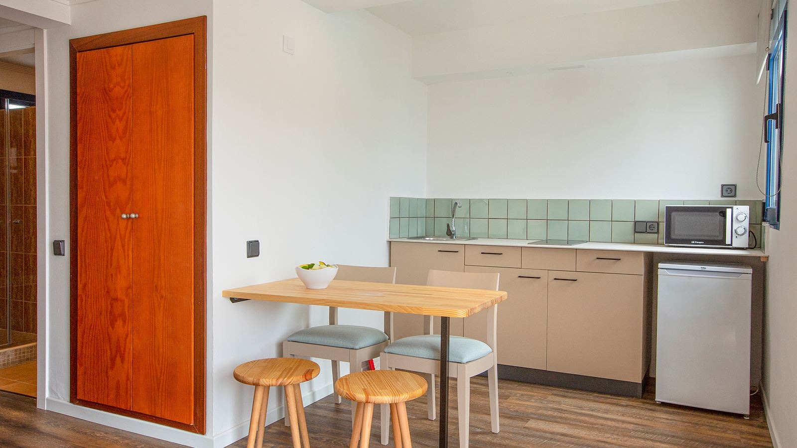 rooms-apartment--balcony-or-terrace