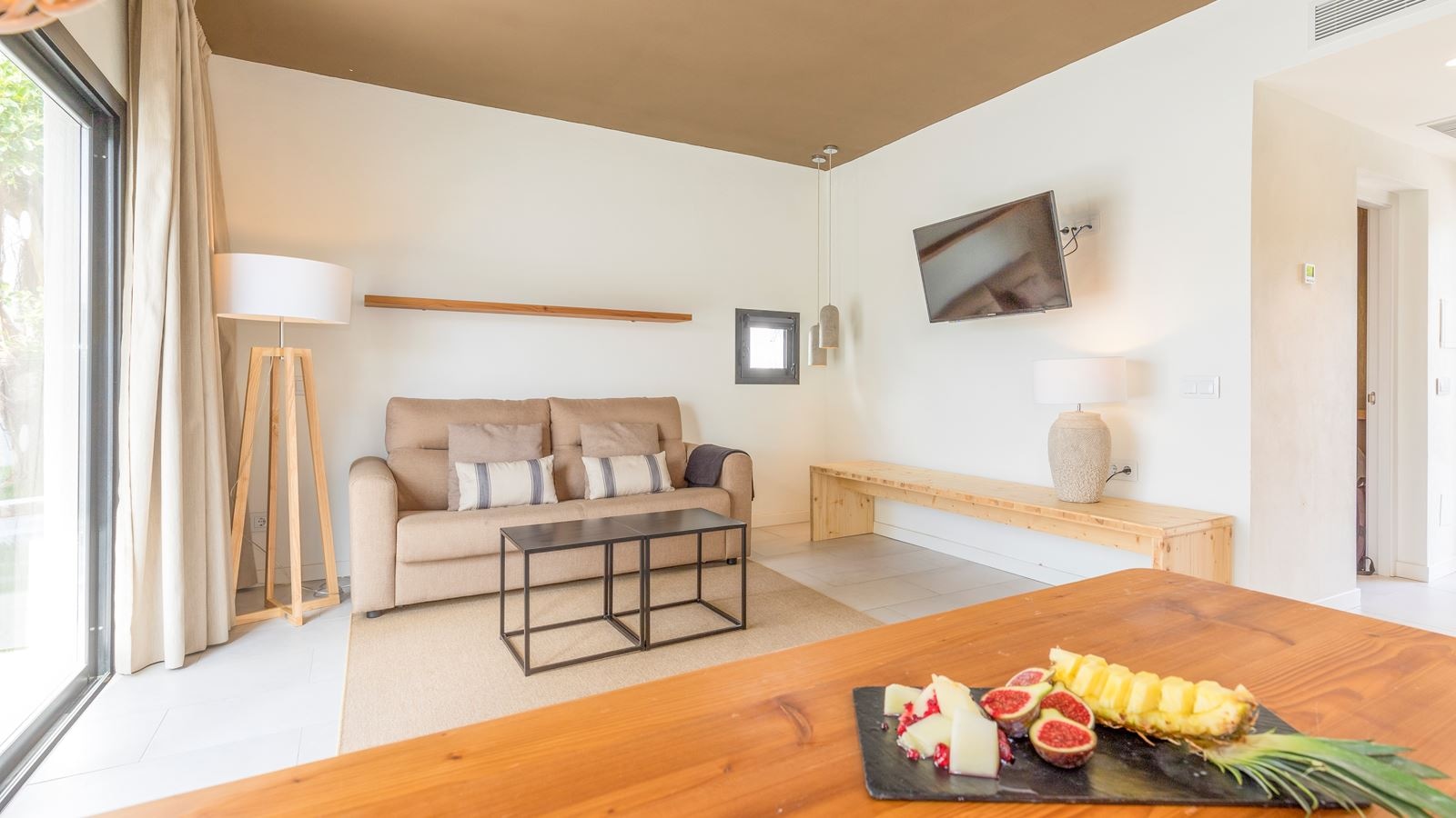 rooms-suite-pool-view-balcon-or-terrace