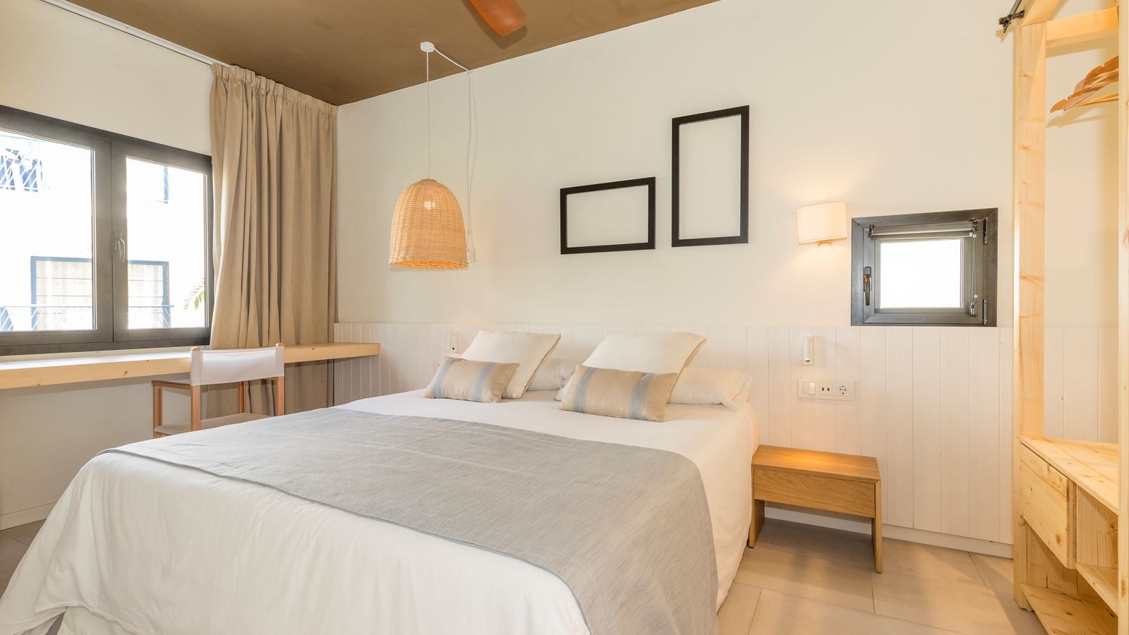 rooms-suite-pool-view-balcon-or-terrace