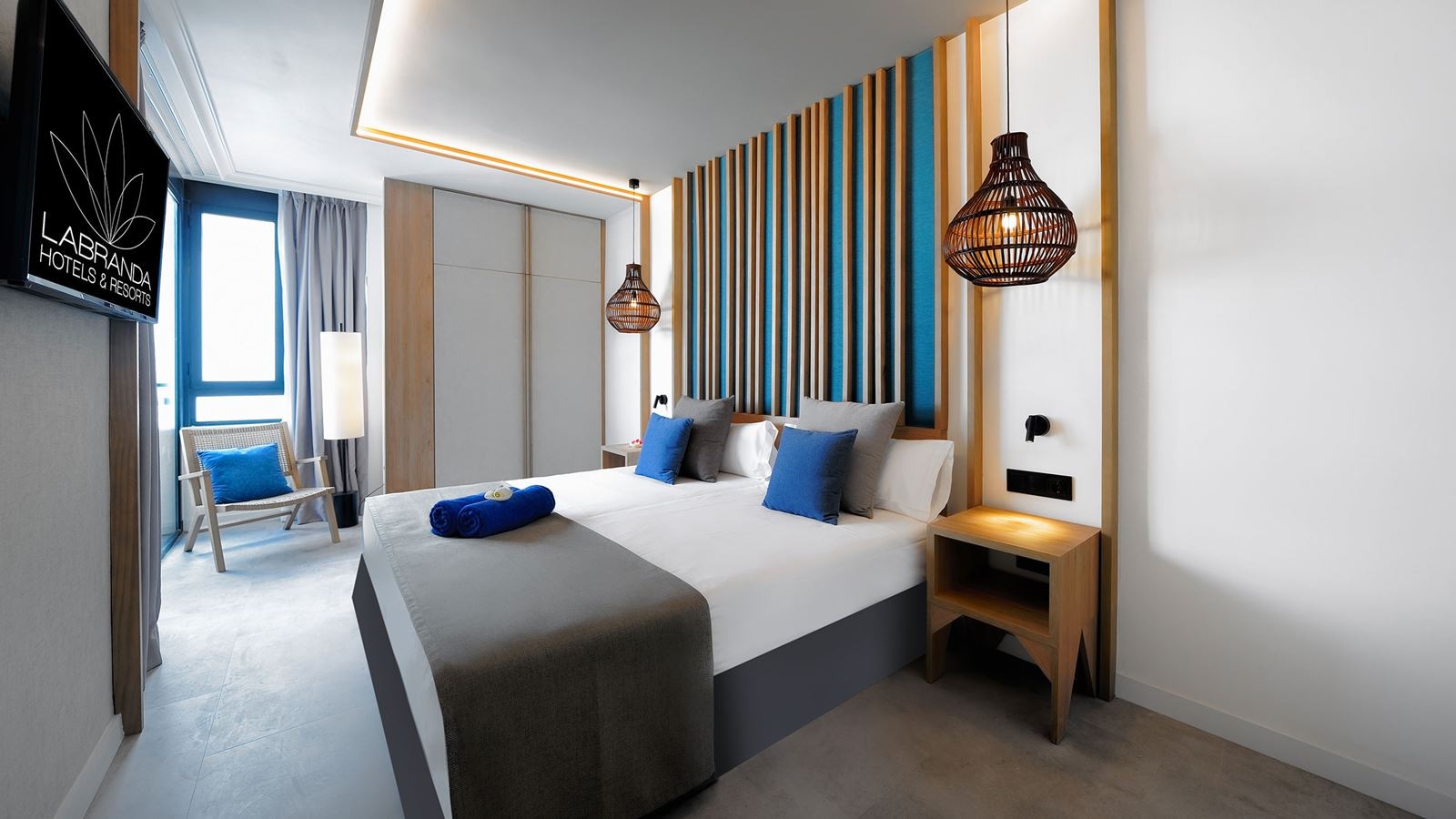 rooms-family-room-balcony-or-terrace