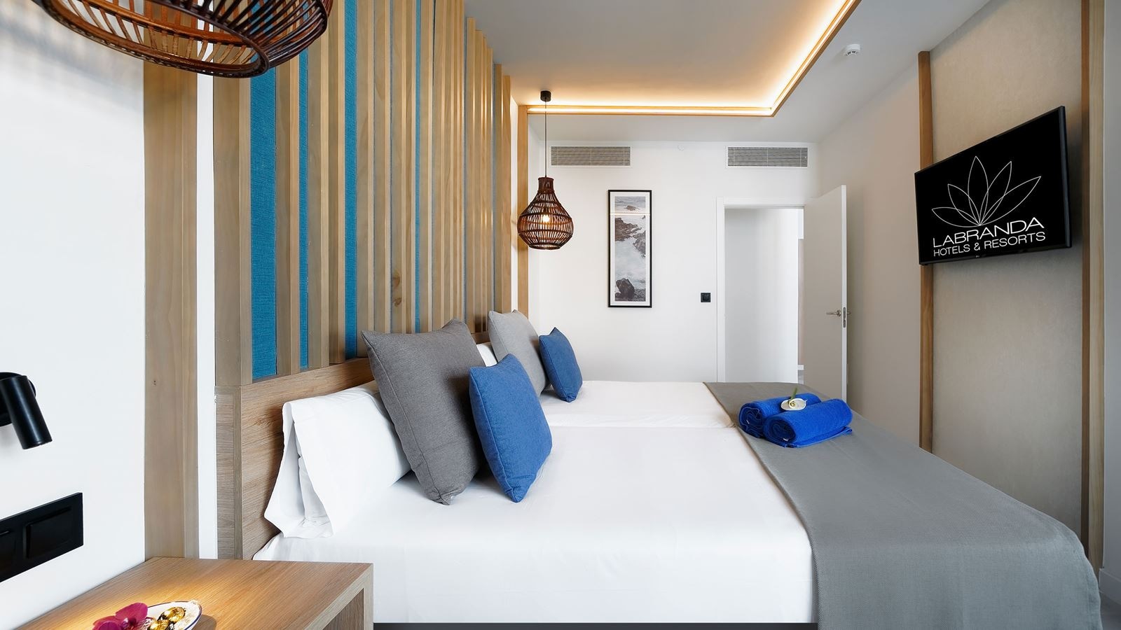 rooms-family-room-balcony-or-terrace