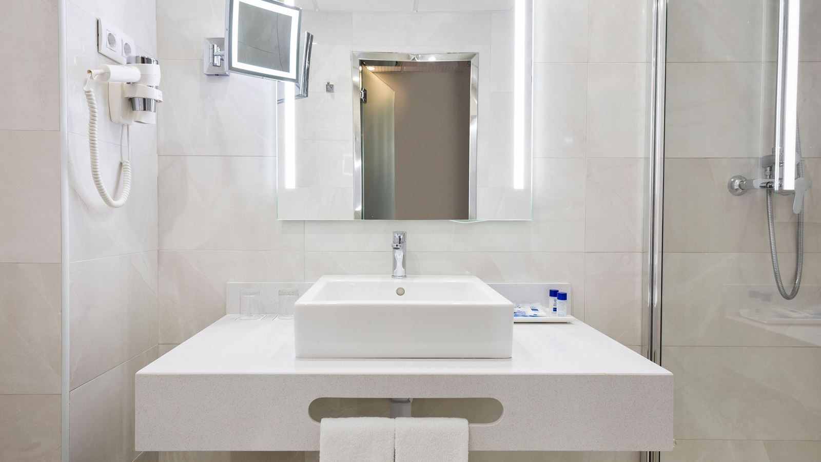 rooms-double-room-with-rollawaybed