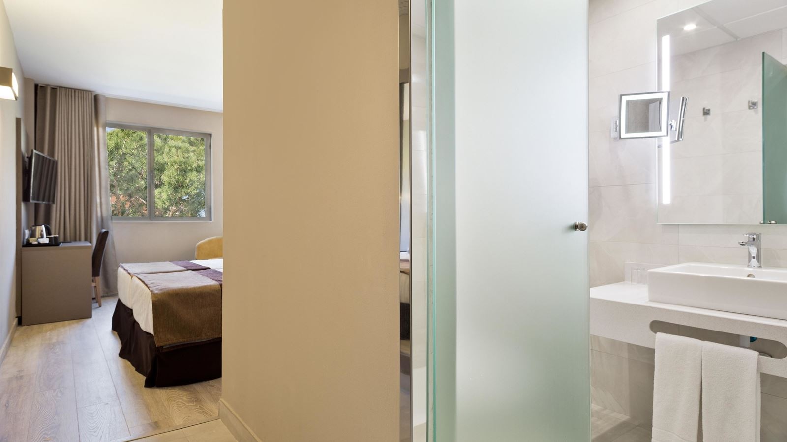 rooms-business-garden-view