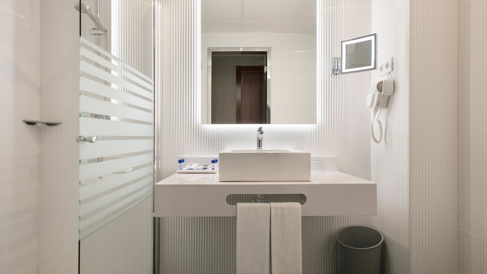 rooms-business-garden-view