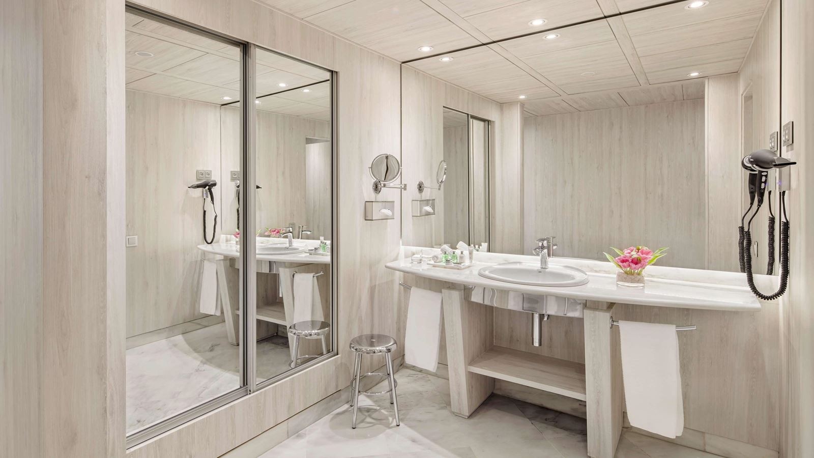 rooms-family-room-capacity-4