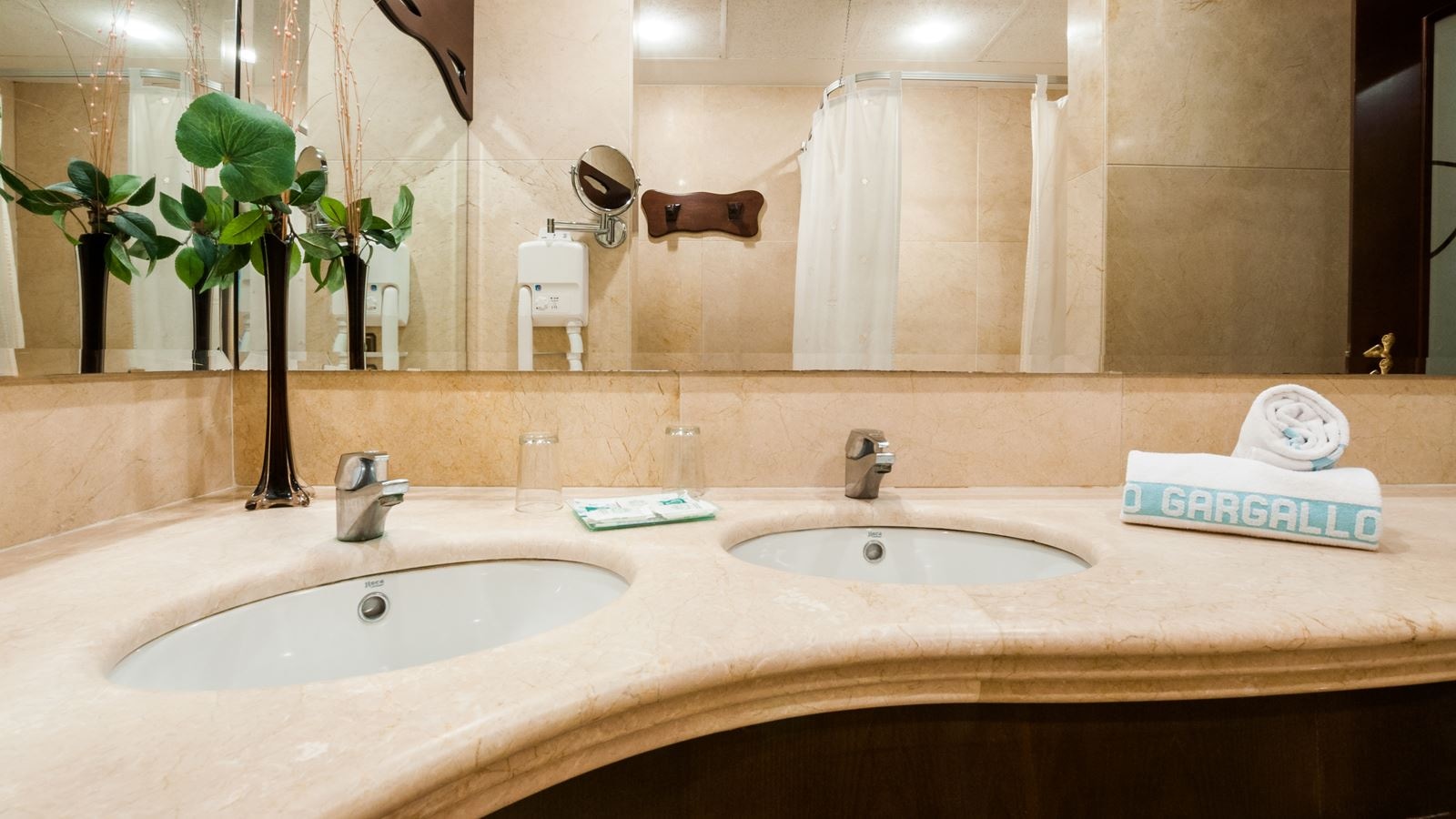 rooms-double-with-double-bed