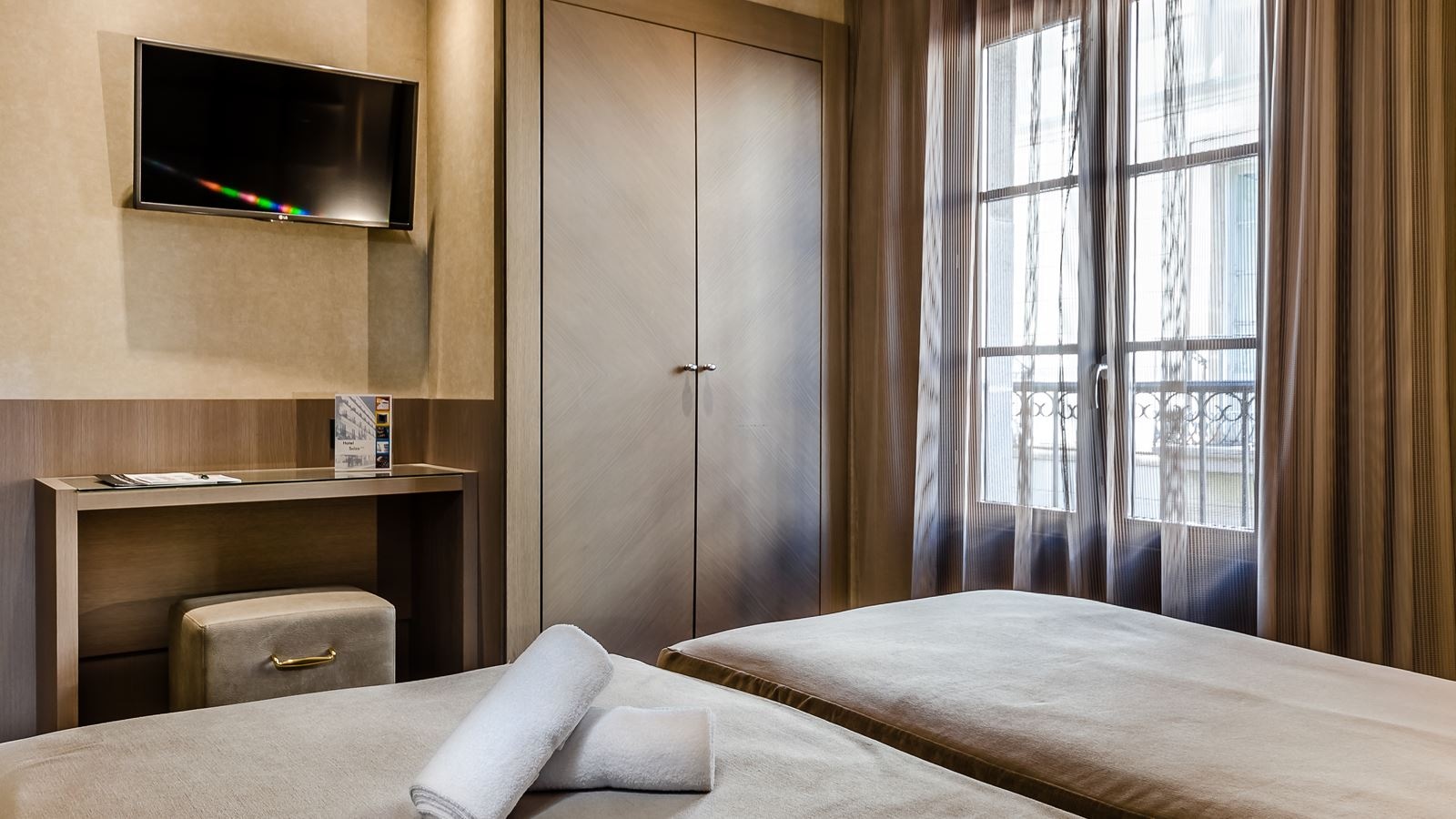 rooms-double-with-double-bed