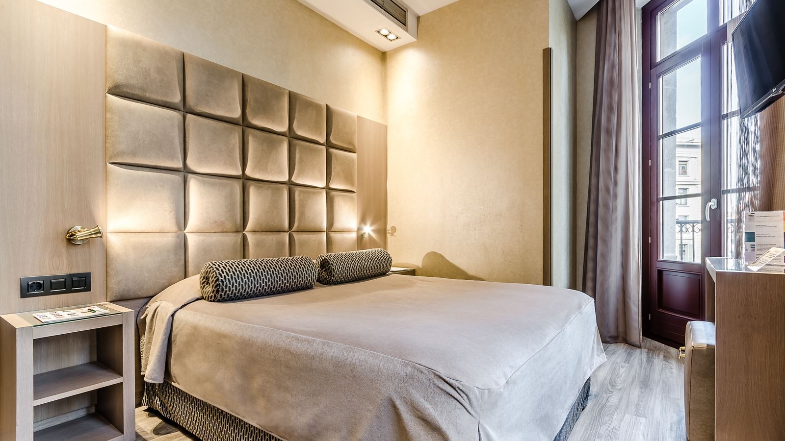 rooms-double-with-double-bed