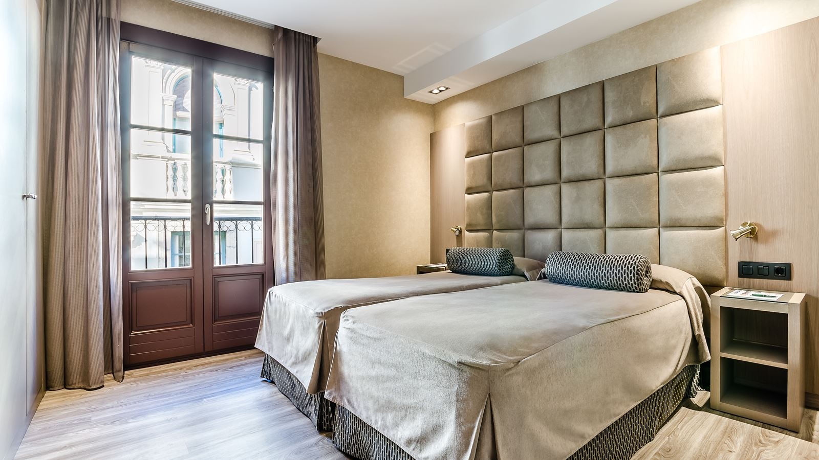 rooms-double-with-double-bed