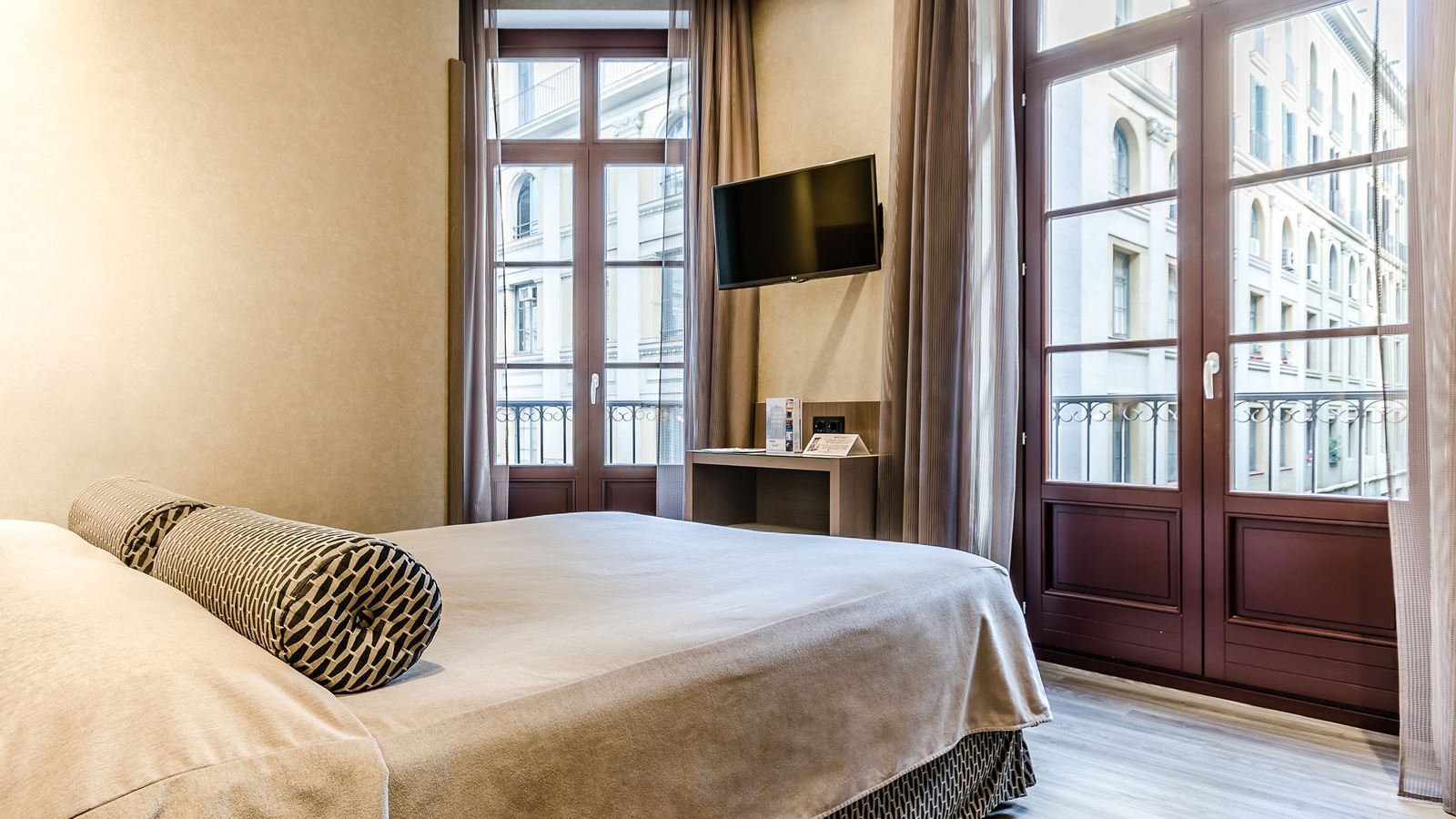 rooms-double-with-double-bed