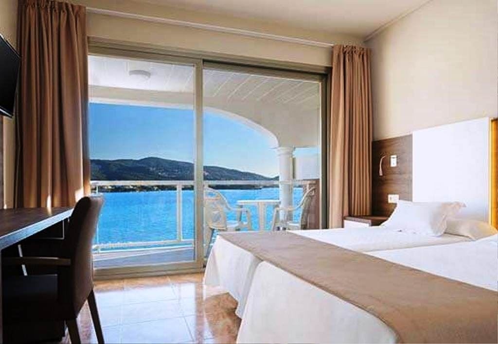 rooms-room-double-poolsea-view-balcony
