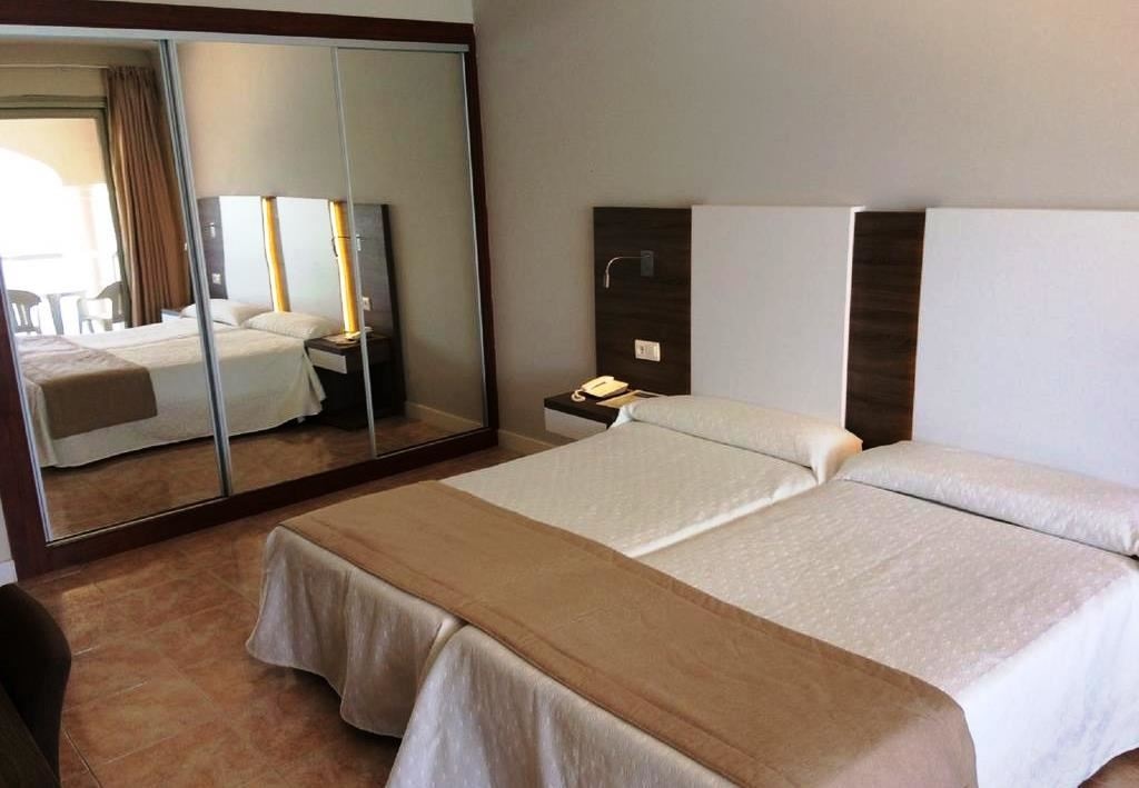 rooms-room-double-poolsea-view-balcony