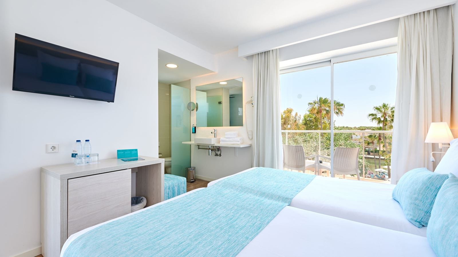 rooms-family-balcony-or-terrace