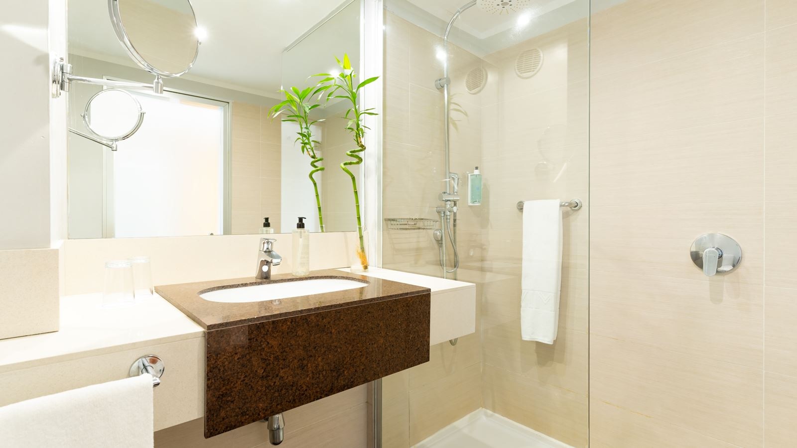 rooms-double-superior-room-with-side-sea-view-and-balcony-doble-superior