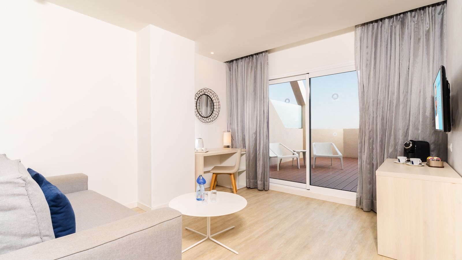 rooms-1-bedroom-excellence-suite-with-panoramic-view-and-sea-view-with-balcony-suite-excellence