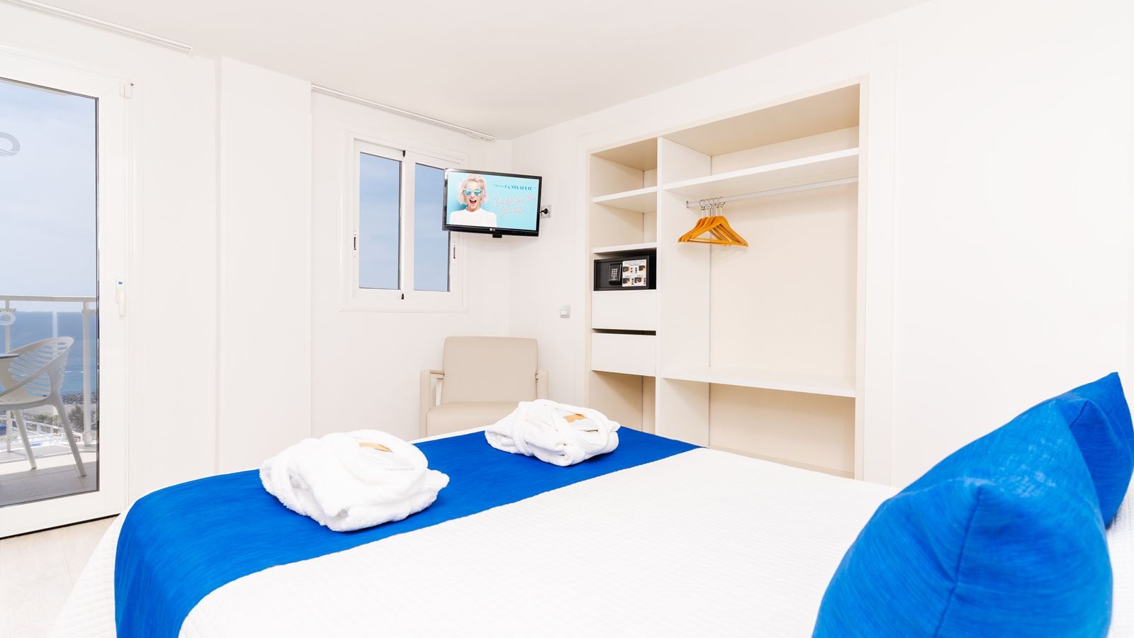 rooms-1-bedroom-superior-sea-view-suite-with-side-sea-view-and-balcony-suite-superior