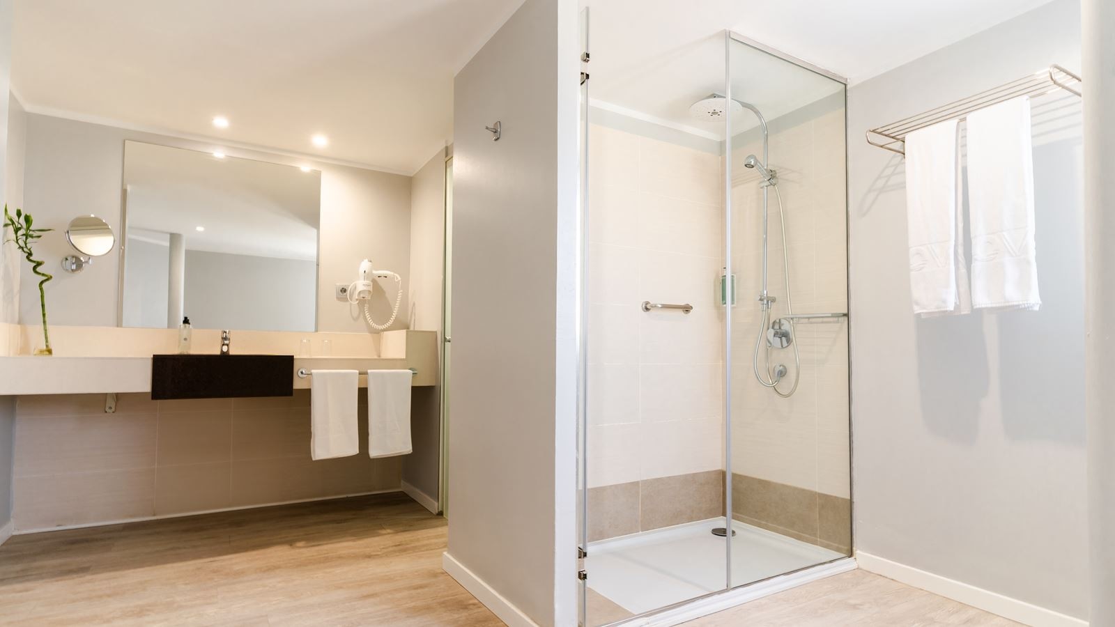 rooms-1-bedroom-superior-sea-view-suite-with-side-sea-view-and-balcony-suite-superior