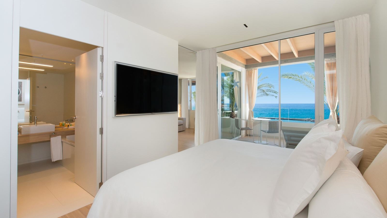 rooms-suite-sea-view-priority-location
