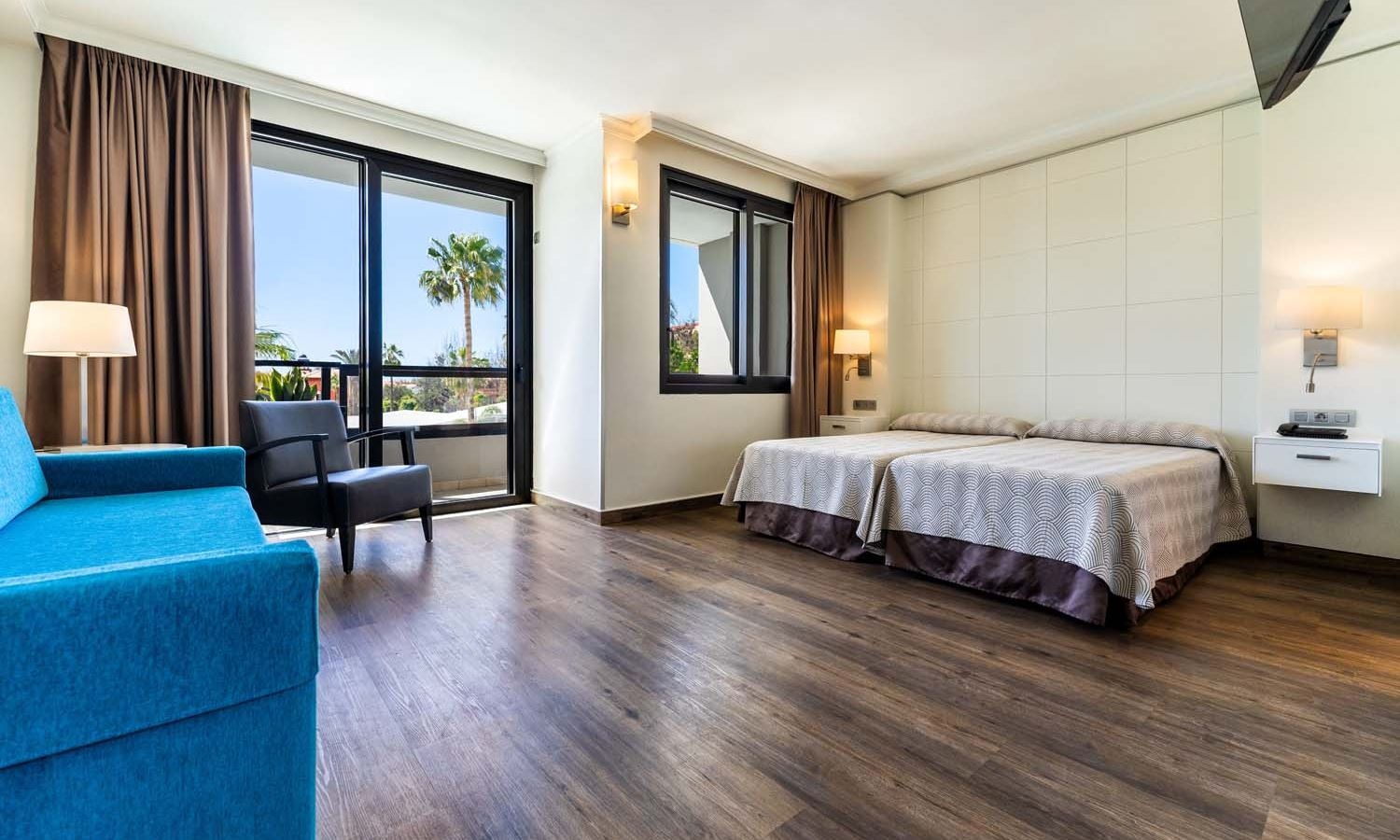 rooms-standard-room-pool-view