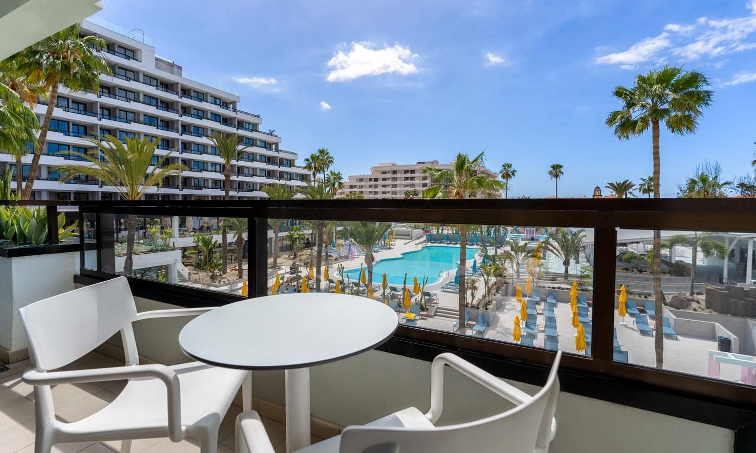 rooms-standard-room-pool-view