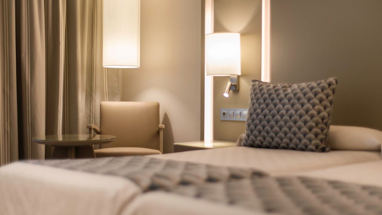 rooms-double-pool-view-balance-single-use-balcony-or-terrace