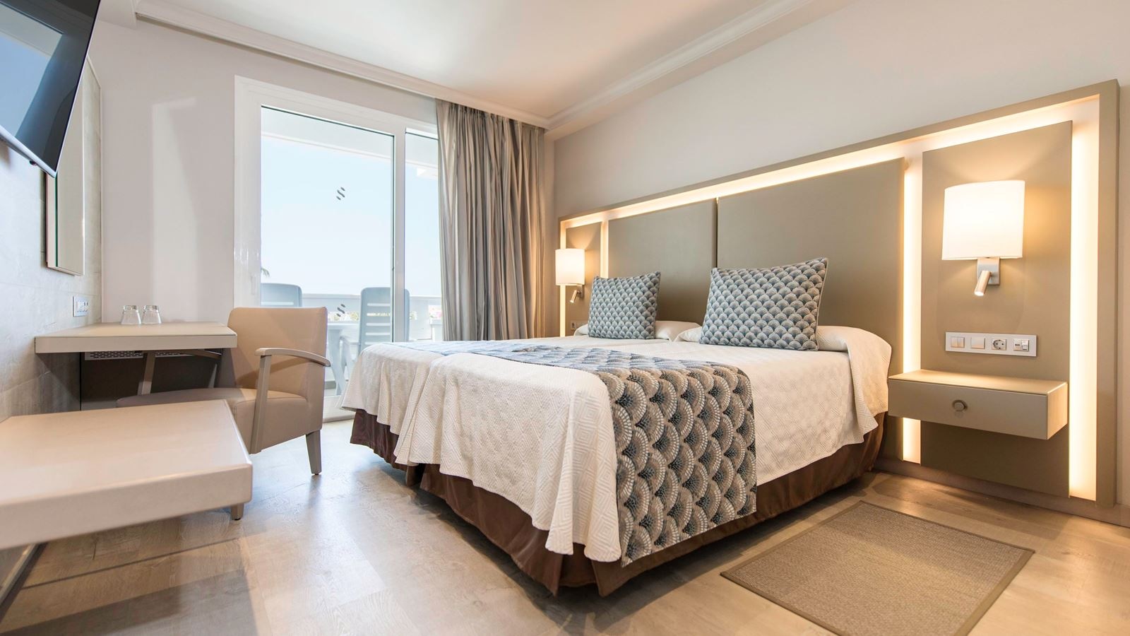 rooms-double-pool-view-balance-single-use-balcony-or-terrace