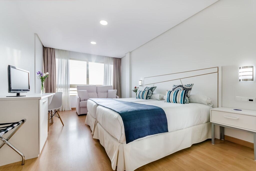 rooms-twin-with-double-bed