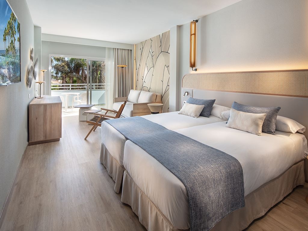 rooms-standard-family-room-with-balcony-or-terrace