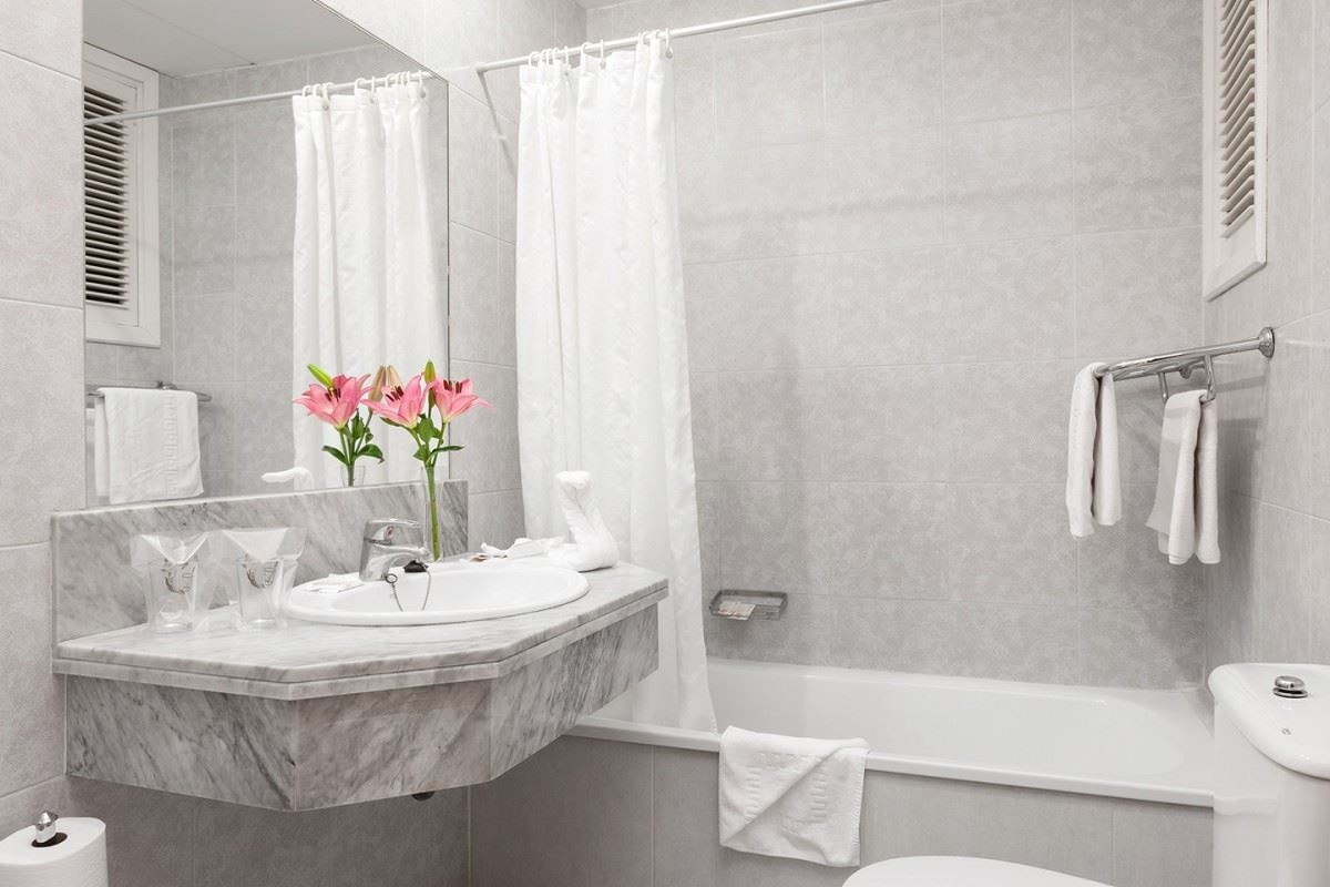 rooms-double-two-double-beds