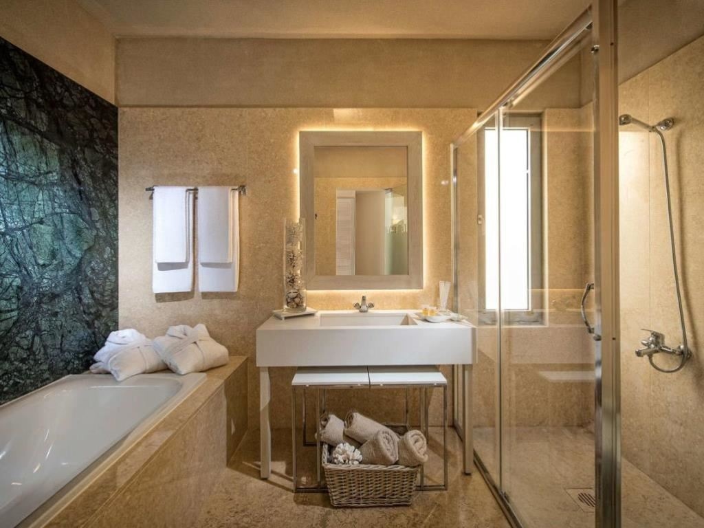 rooms-luxury-room-1-bedroom-sea-view-main-building