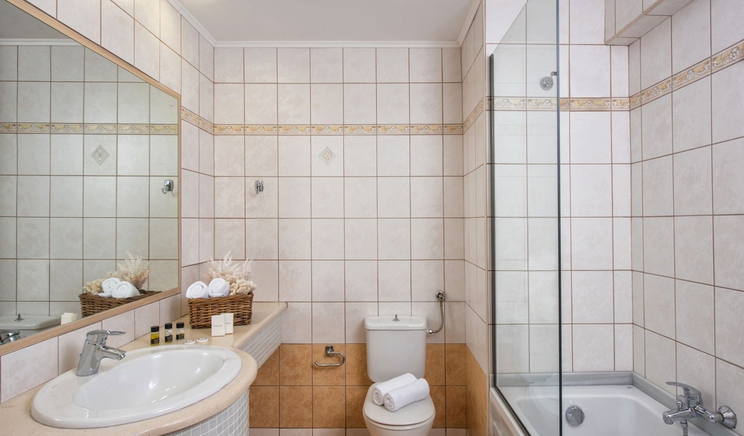 rooms-family-suite--2-bedrooms--sea-view-main-building-outdoor-jacuzzi