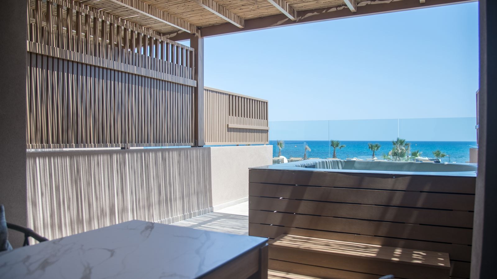 rooms-petite-suite-sea-view-outdoor-hot-tub