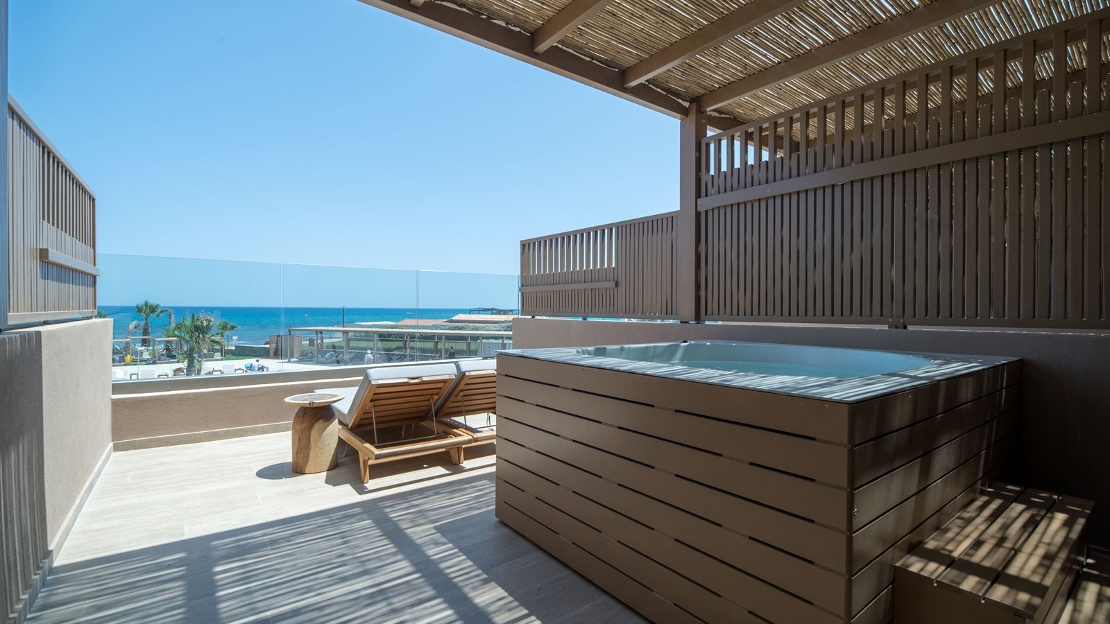rooms-petite-suite-sea-view-outdoor-hot-tub