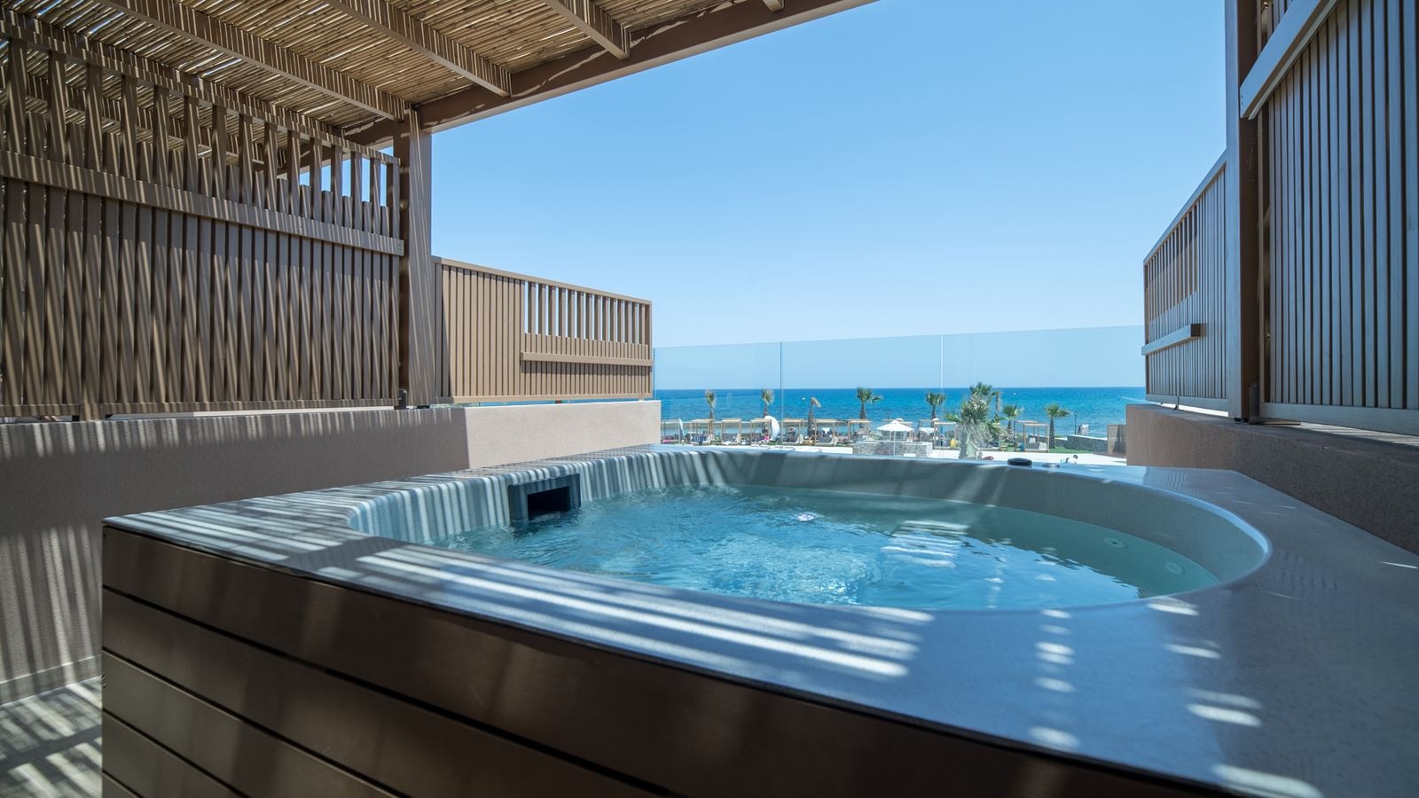 rooms-petite-suite-sea-view-outdoor-hot-tub
